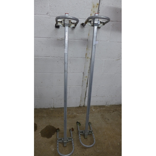 5162 - A pair of universal roof bars