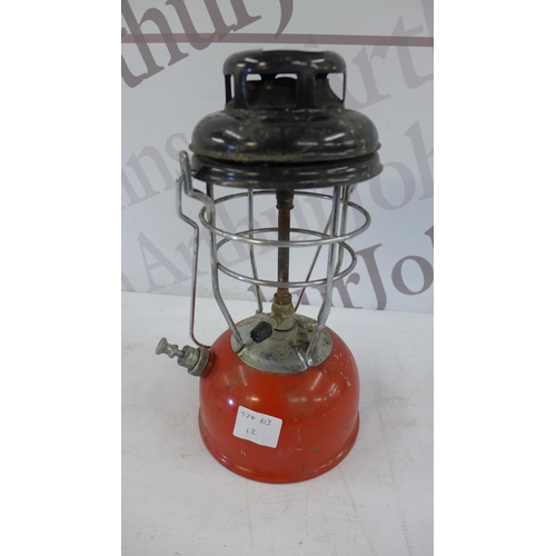 5168 - A vintage red and black Tilley lamp