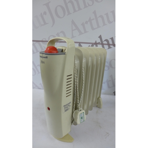 5185 - Three assorted heaters inclduing a Honeywell mini oil filled radiator, a Belaco halogen heater and a... 