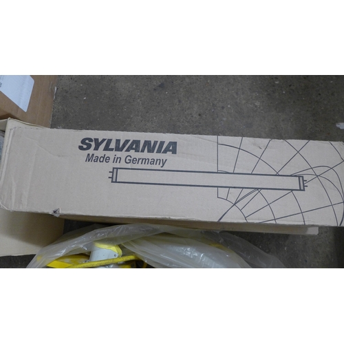 5224 - A quantity of Fester lighting with a 110V splitter and 2 Sylvania, 18W, 2ft tub lamps