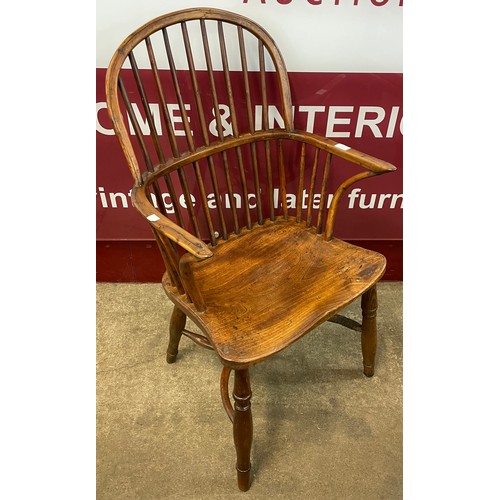 121 - A 19th Century elm and yew wood Windsor chair