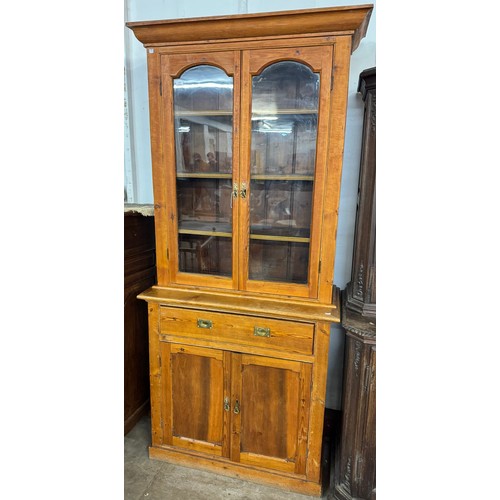 142 - An early 20th Century pine bookcase