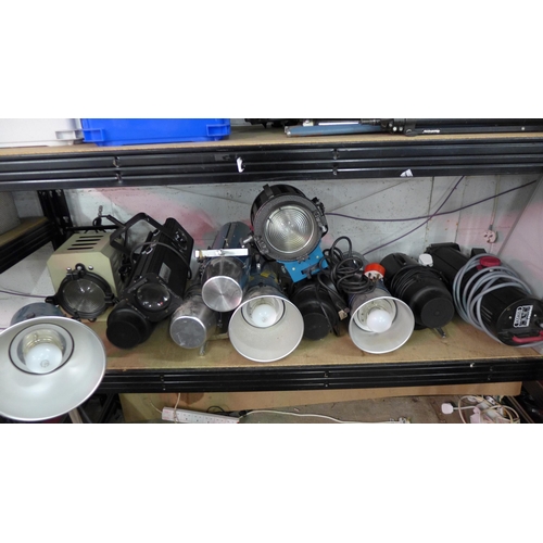 5077 - A large amount of Photographic studio equipment including lighting, flashes, movie reels, ashtolite ... 