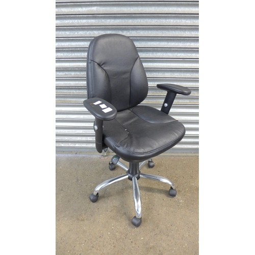 5115 - A black leather effect swivel office chair