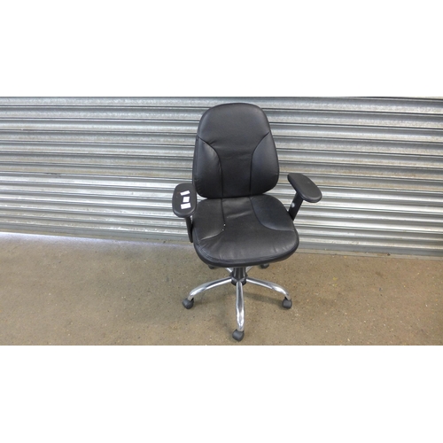 5115 - A black leather effect swivel office chair