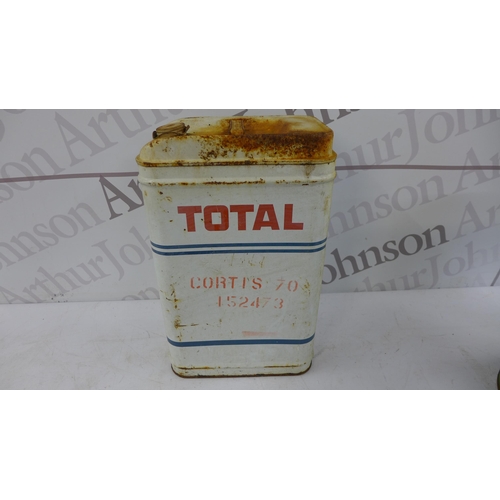 5259 - Two vintage oil cans - Castrol Castrollo 1701 and Total