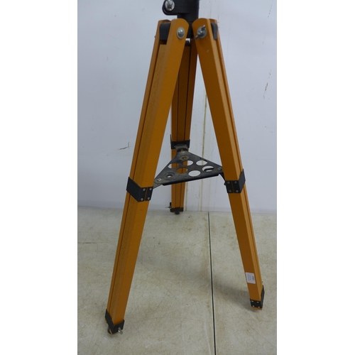 5065 - An Astro 400 telescope on tripod stand