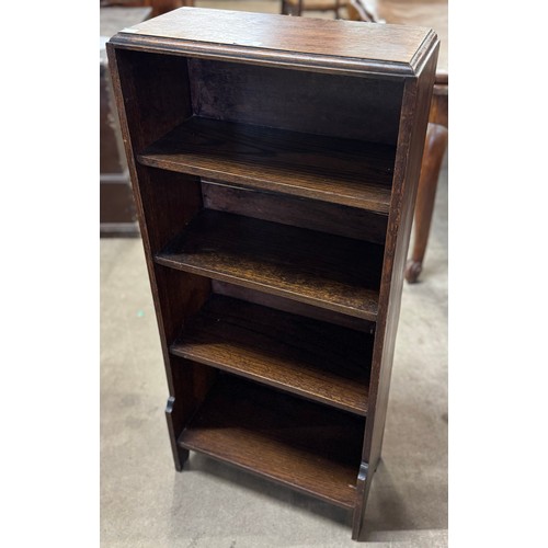 197 - An early 20th Century small oak open bookcase