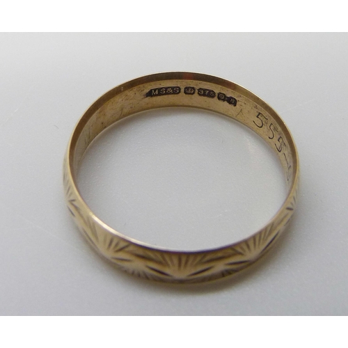 1000 - A 9ct gold wedding ring with engraved decoration, 2.1g, N