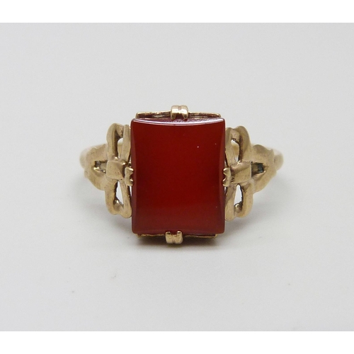 1020 - A 9ct gold carnelian set ring, 2g, O