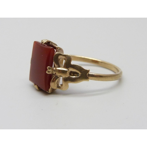 1020 - A 9ct gold carnelian set ring, 2g, O