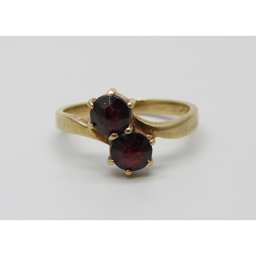 1024 - A 9ct gold and garnet cluster ring, 2.6g, N