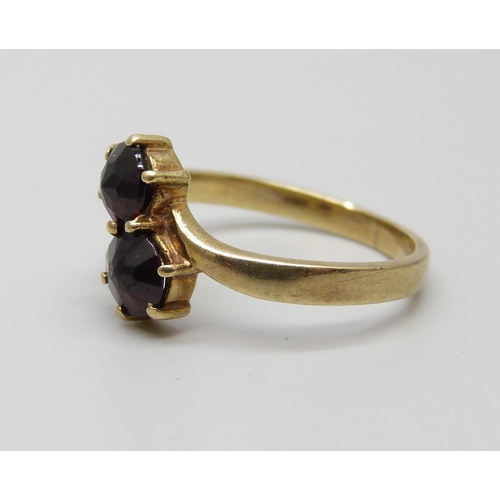 1024 - A 9ct gold and garnet cluster ring, 2.6g, N