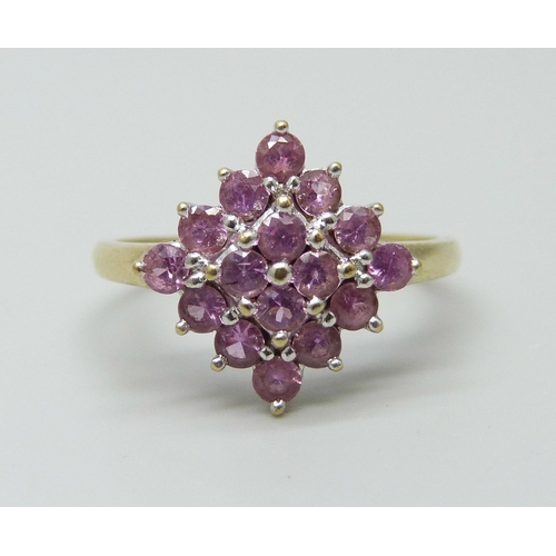 1026 - A 9ct gold pink sapphire cluster ring, 2.6g, R