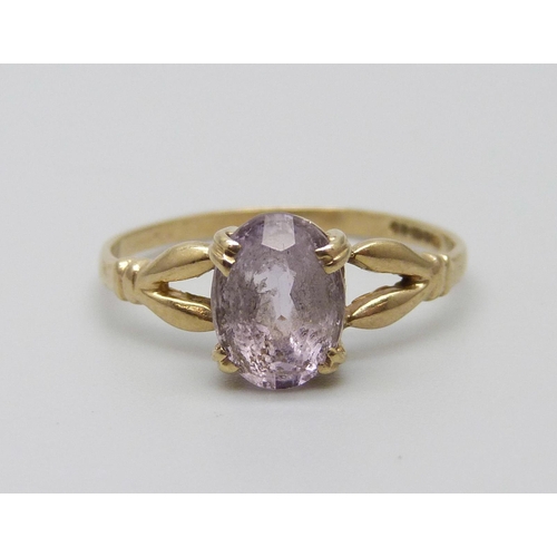 1027 - A 9ct gold amethyst set ring, 1.3g, K