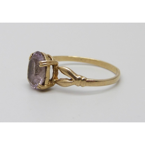 1027 - A 9ct gold amethyst set ring, 1.3g, K