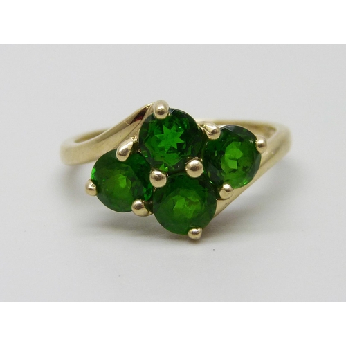 1030 - A 9ct gold and green stone set ring, 2.6g, O