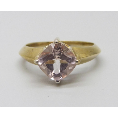 1033 - A silver gilt pink topaz ring, P