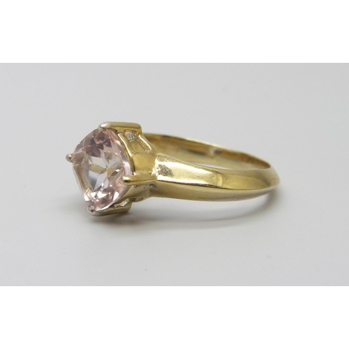 1033 - A silver gilt pink topaz ring, P