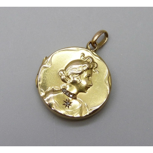 1036 - A 15ct gold Art Nouveau diamond set locket, 3.2g, 1.8cm