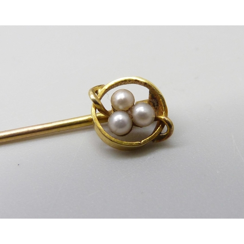 1046 - A yellow metal stick pin set with seed pearls, 1g