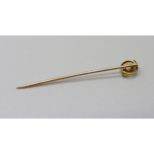 1046 - A yellow metal stick pin set with seed pearls, 1g