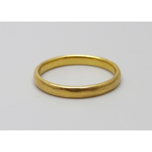 1048 - A 22ct gold ring, 2.8g, L, (band slightly misshapen)