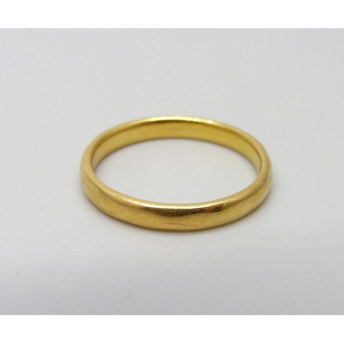 1048 - A 22ct gold ring, 2.8g, L, (band slightly misshapen)