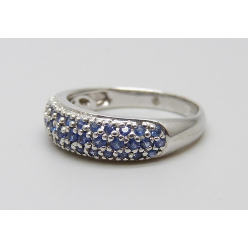 1054 - A 9ct white gold and sapphire ring, 2.7g, N