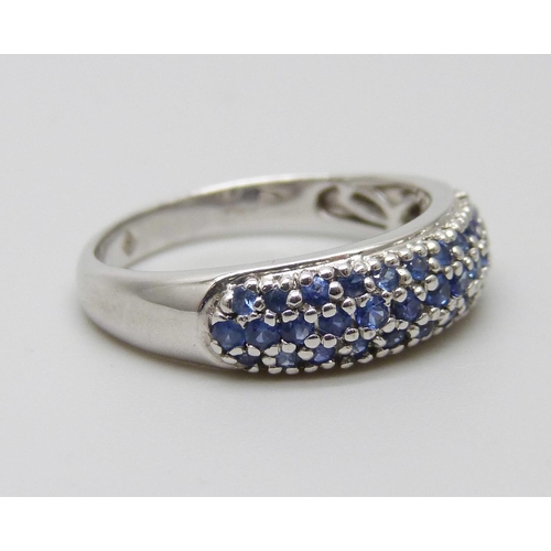 1054 - A 9ct white gold and sapphire ring, 2.7g, N