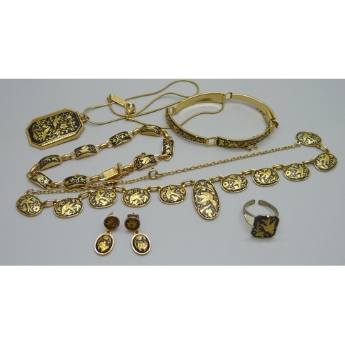 1060 - A collection of gold tone jewellery including necklaces, pendants, earrings and a ring