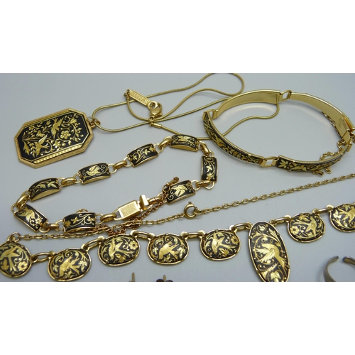 1060 - A collection of gold tone jewellery including necklaces, pendants, earrings and a ring