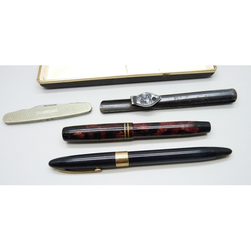 1083 - A Sheaffer fountain pen, a Parker fountain pen with 14k gold nib (personalised), a Swan clip and a p... 