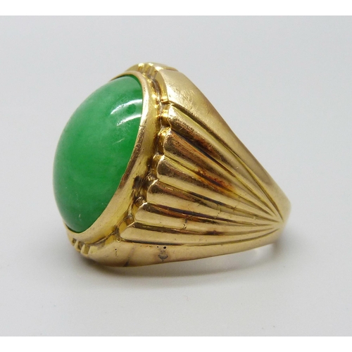 1088 - A yellow metal ring set with a cabochon jade stone, 12.5g, M