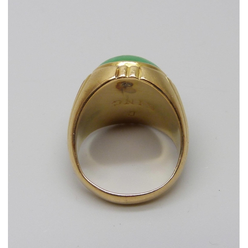 1088 - A yellow metal ring set with a cabochon jade stone, 12.5g, M