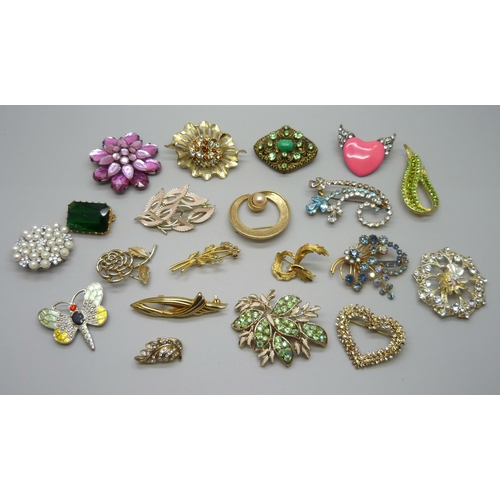 1090 - Twenty costume brooches