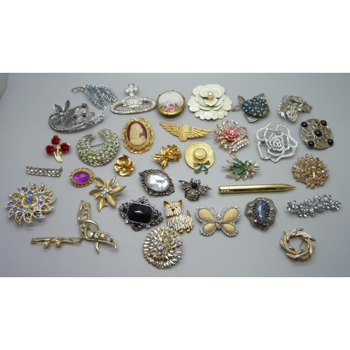 1093 - 35 costume brooches