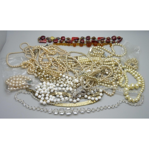 1094 - A collection of costume necklaces