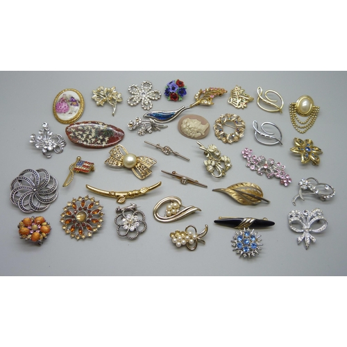 1096 - 35 costume brooches