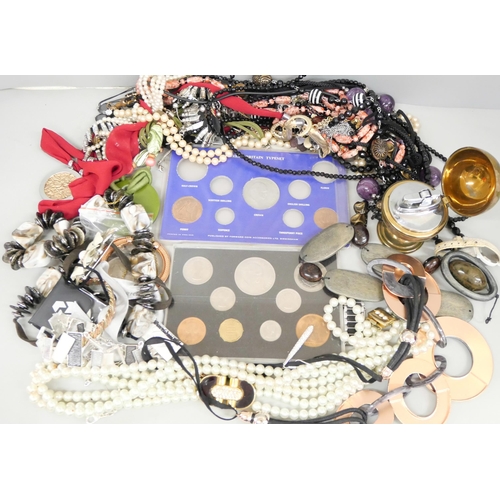 1099 - A box of costume jewellery, etc. **PLEASE NOTE THIS LOT IS NOT ELIGIBLE FOR IN-HOUSE POSTING AND PAC... 