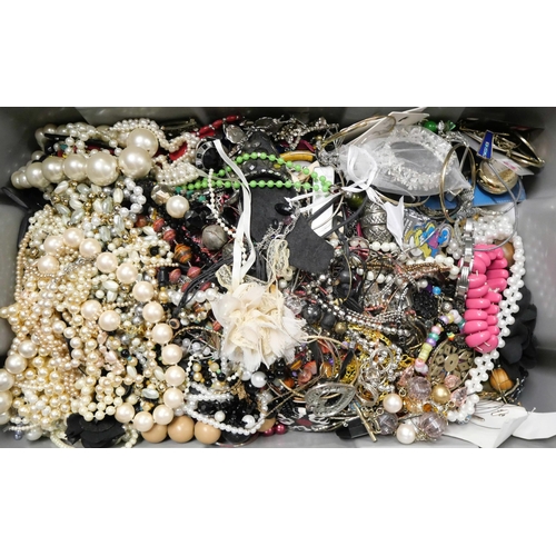 1101 - A large quantity of costume jewellery, 20kg **PLEASE NOTE THIS LOT IS NOT ELIGIBLE FOR IN-HOUSE POST... 