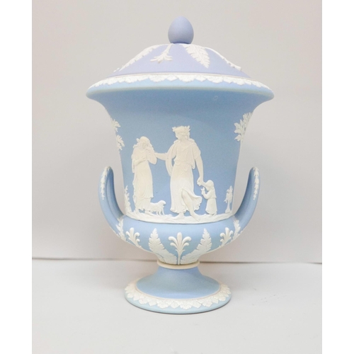 609 - A Wedgwood blue jasper twin handled urn with cover, 20cm