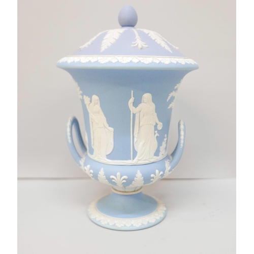 609 - A Wedgwood blue jasper twin handled urn with cover, 20cm