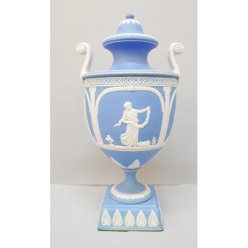 615 - A Wedgwood blue jasper twin handled urn with cover on a square plinth, 28cm, lid a/f