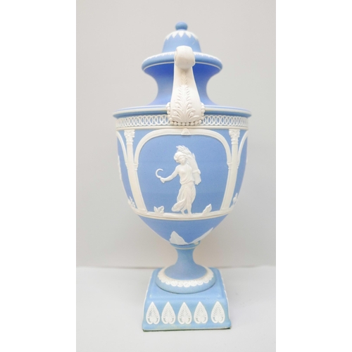 615 - A Wedgwood blue jasper twin handled urn with cover on a square plinth, 28cm, lid a/f