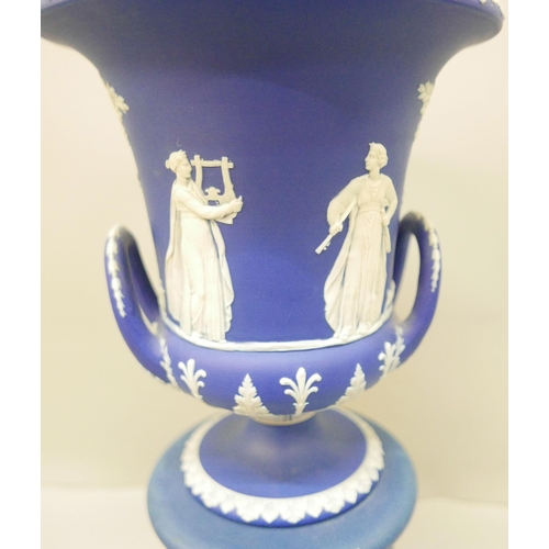 619 - A large Wedgwood dark blue jasper covered twin handled urn on a stand, with pierced cover, 42cm