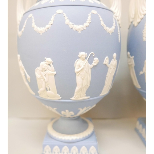 620 - A pair of Wedgwood blue jasper twin handled urns and covers (finals on covers not identical), 31cm, ... 