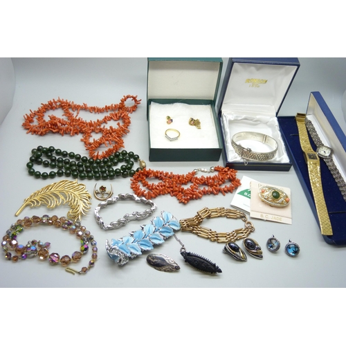 676 - A tray of nice costume jewellery, including coral