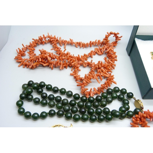 676 - A tray of nice costume jewellery, including coral