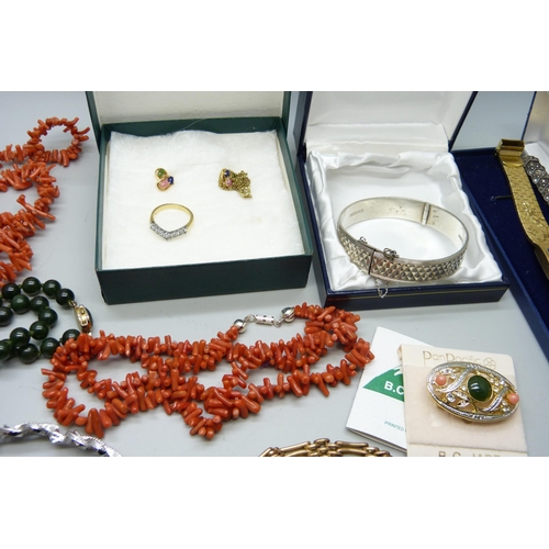 676 - A tray of nice costume jewellery, including coral